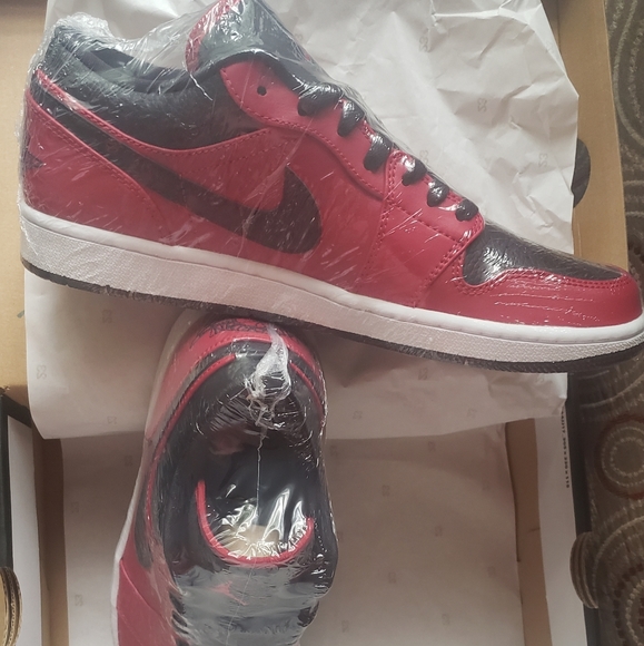 Jordan 1 low Reverse Bred Pebbled Swoosh - Picture 7 of 8